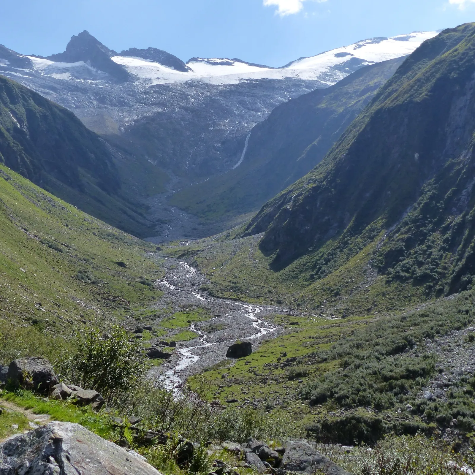 Habachtal mit Bach und Gletschern am Talschluss