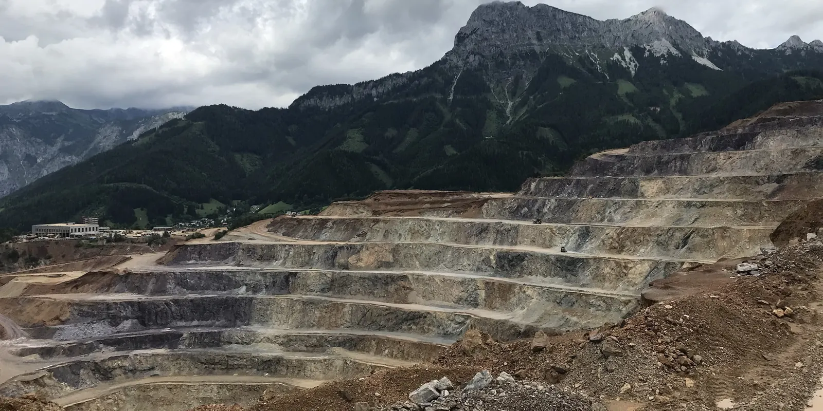Terrassierte Abbaustufen am steirischen Erzberg vor Bergkulisse