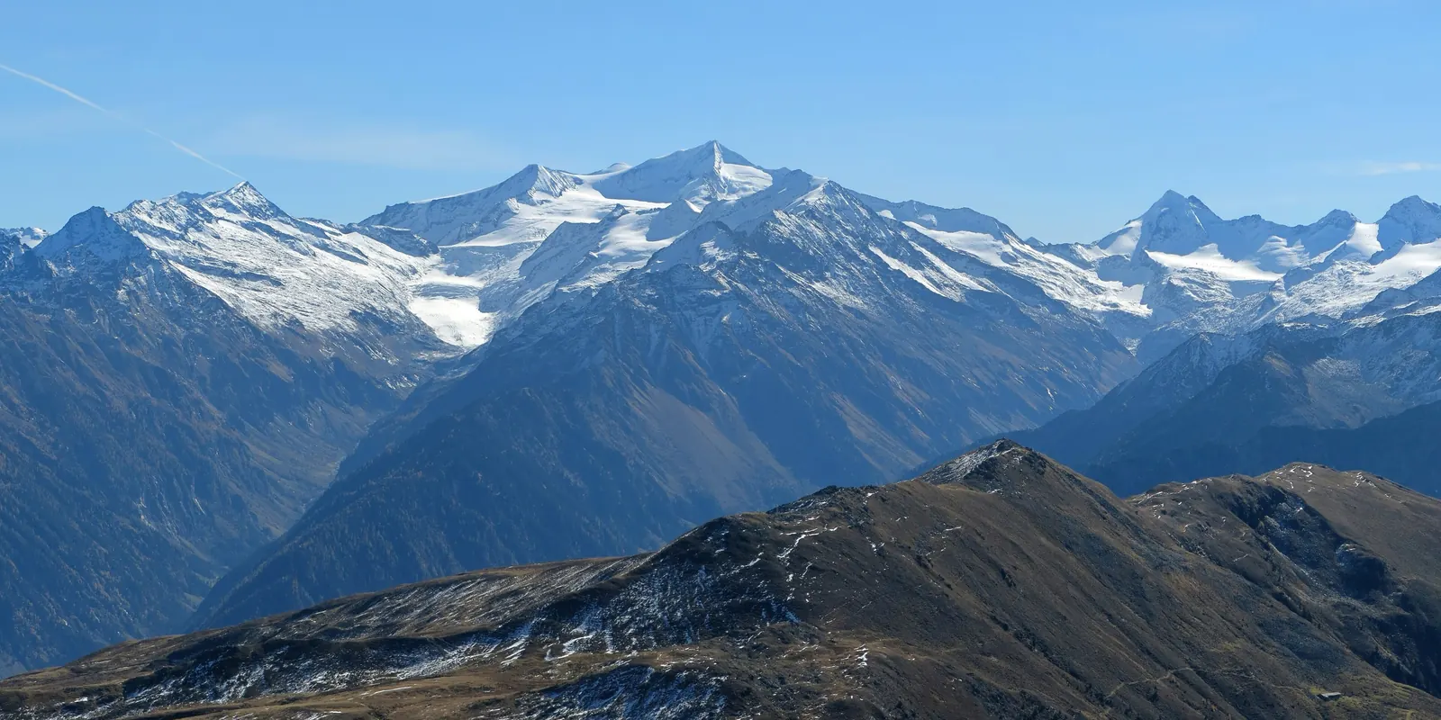 Vergletscherter Großvenediger über herbstlichen Bergrücken der Hohen Tauern